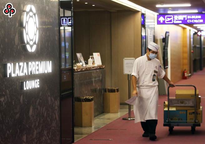 桃園國際機場公司表示，機場航廈內公共空間禁止飲食，旅客須於通關前或上飛機才能吃東西。（本報資料照）