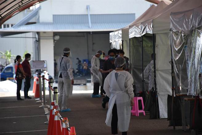 苗栗科技厂群聚感染，BBC：晶片供应链绷紧神经，图为科技厂进行员工快筛画面。（谢明俊摄）