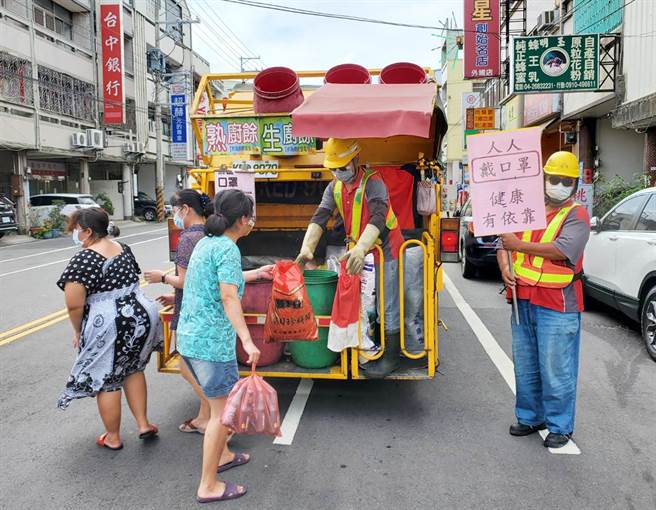台中市各清洁队上班以指纹或脸模打卡，让原本就属染疫高风险群的清洁队员增加染疫风险。（台中市政府提供）