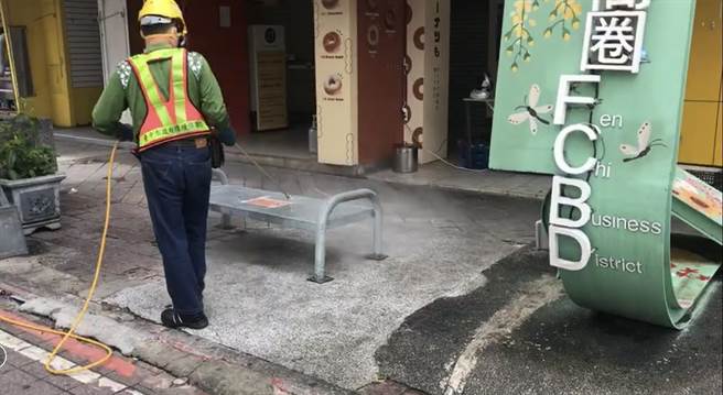 台中市环保局日前也到碧根商圈进行清消。（台中市卫生局提供）