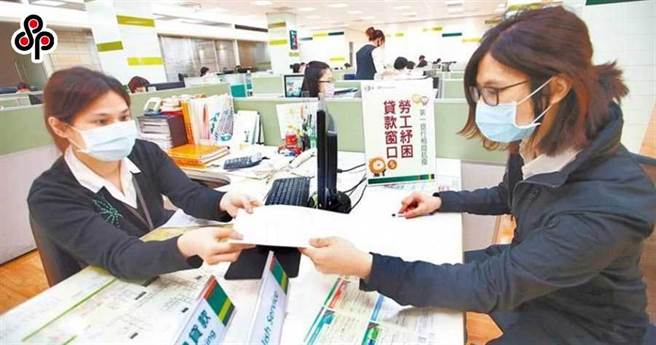劳动部去年只要提供只要有工作事实的劳工即可贷10万元的「劳工纾困贷款」。（报系资料照）
