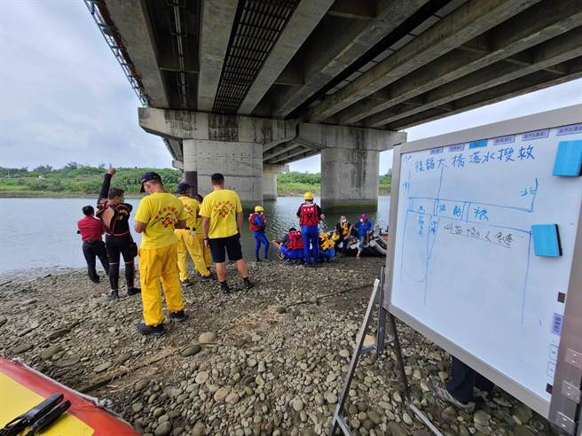 苗栗县消防局后龙分队日前获报赶往后龙大桥下搜救跳河男子，义消及苗栗救协都派员支援。（苗栗县消防局提供／谢明俊苗栗传真）