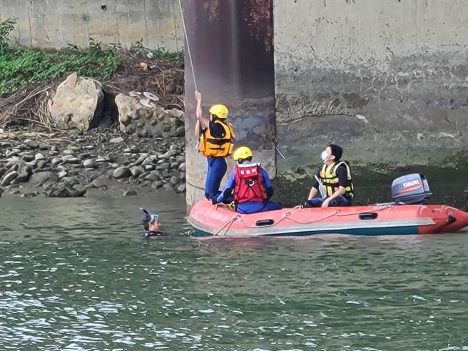 苗栗县消防局后龙分队日前获报赶往后龙大桥下搜救跳河男子，义消及苗栗救协都派员支援。（苗栗县消防局提供／谢明俊苗栗传真）
