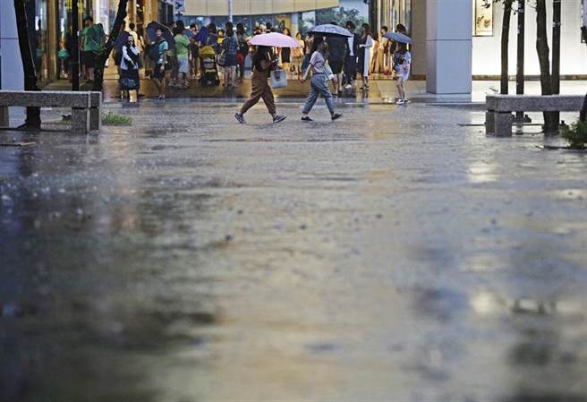 午后对流云系发展旺盛，易有短延时强降雨，中央气象局发布大雨特报。(资料照/张铠乙摄)