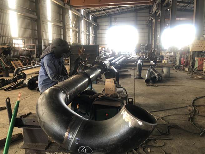 每日进出台塑麦寮六轻厂区工作的外包商移工约有1000人，从9日起被六轻厂区暂停允许他们进入厂区工作，今早都留在外包商的工厂做事。（周丽兰摄）