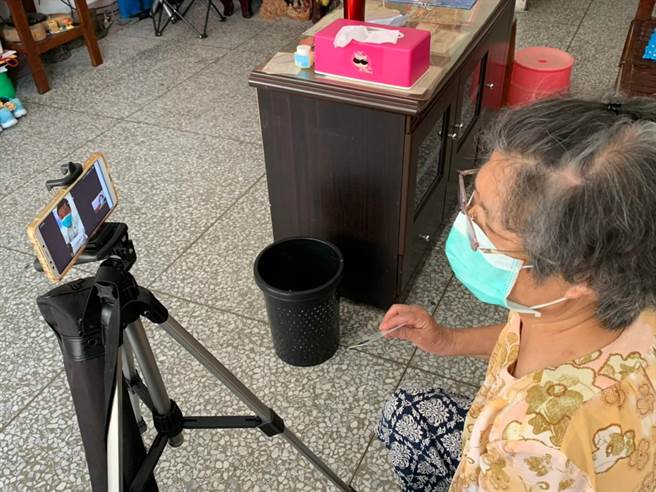 花蓮慈濟醫院、花蓮醫院及國軍花蓮總醫院的中醫科及全縣共30間中醫診所即起均提供視訊診療服務，民眾毋須出門即可看診，圖為視訊診療示意圖。（慈濟醫院提供／羅亦晽花蓮傳真）