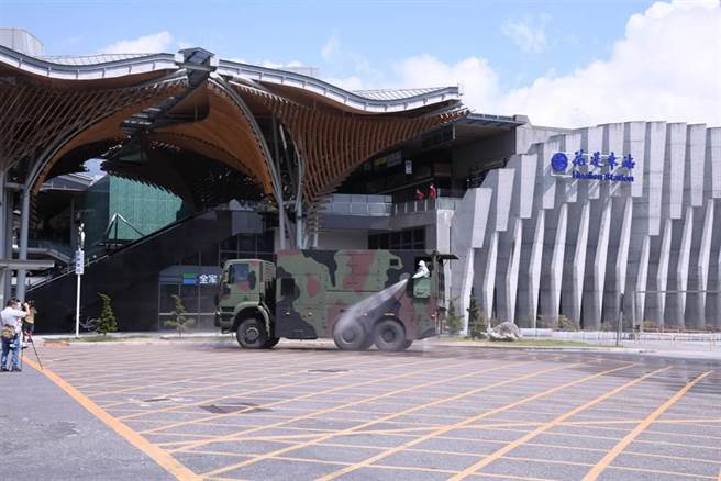 端午连假，县府与车站商议后，决定关闭后站出入口，改由前站统一出战，下车乘客一律接受快筛。（本报资料照片／王志伟花莲传真）