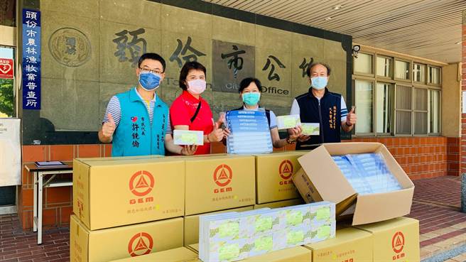 苗栗縣議員張淑芬及廠商捐贈口罩及面罩給頭份市公所。（頭份市公所提供／謝明俊苗栗傳真）