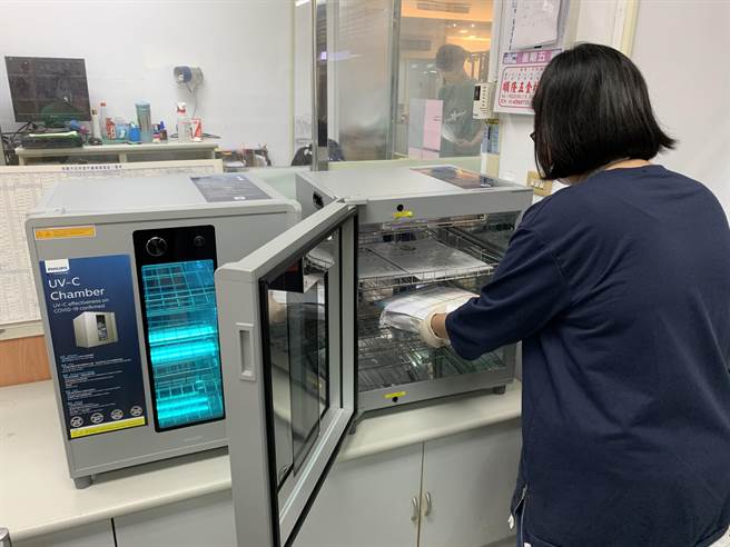 桃市府增3台紫外线机，每日数千公文全消毒。(蔡依珍摄)