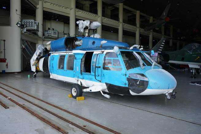屆齡汰除的S-70C進入航教館典藏，30多年的機齡是航教館中最「年輕」的直升機。（航教館提供／林瑞益高雄傳真）