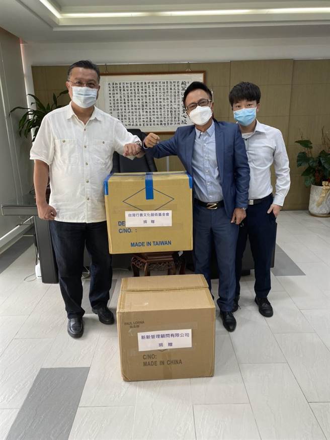 新新营造管理顾问有限公司董事长温耀嘉（右2），8日捐赠的10000片医疗口罩与100个防护面罩给台中市警第五分局。（台中市警五分局提供／张妍溱台中传真）