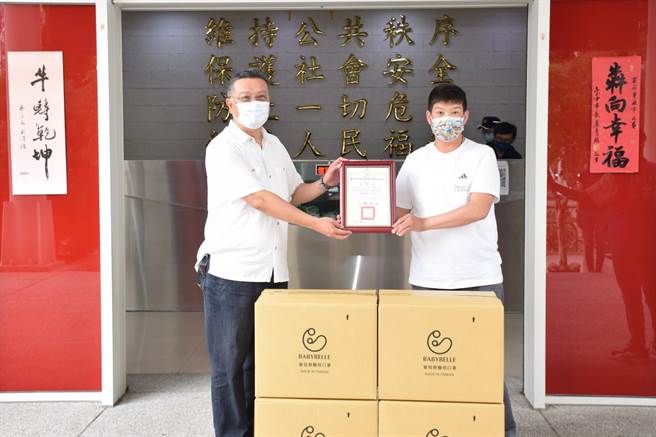 邮务人员彭大任（图右），有感于辖区员警为防疫、治安辛劳奔波，8日捐赠8000片口罩。（台中市警五分局提供／张妍溱台中传真）