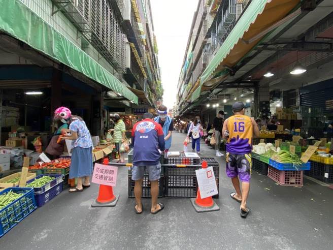 新北市168处传统市场中，有16处摊贩集中区因没有自治会管制，被列入观察名单；市场处表示，目前都与各民有市场积极协调，辅导成立自治会。（蔡雯如摄）