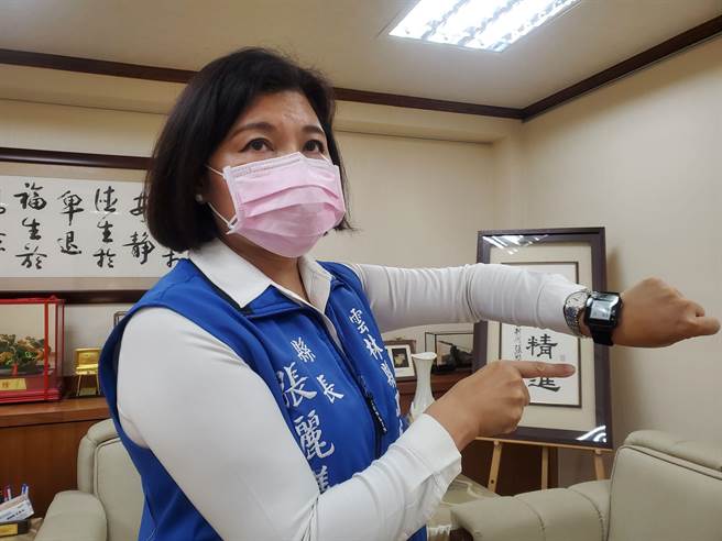 云林县府为防居家隔离者突然缺氧不自知，9日起配发每人一个电子侦测手表，可量测心律、血氧浓度、GPS定位，县长张丽善示范配戴。（周丽兰摄）