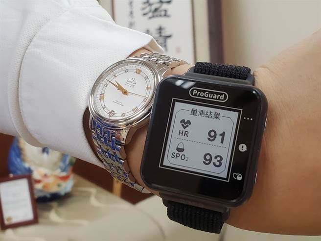 云林县长张丽善示范配戴「天伦D＋手表」，血氧浓度是93。（周丽兰摄）
