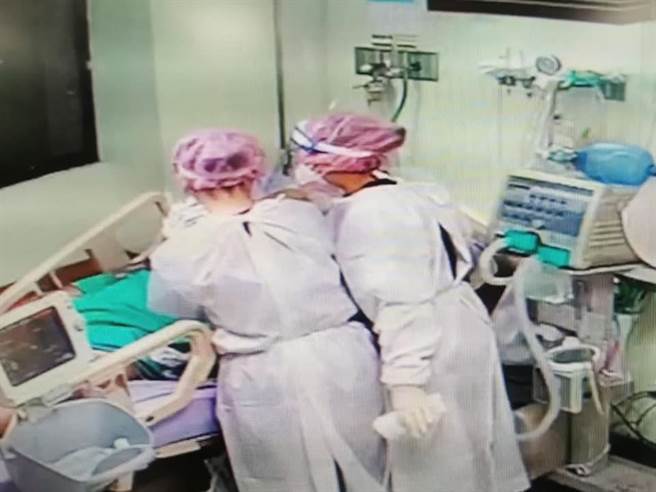 新北一家5口4人染疫　连视讯团圆都做不到成为遗憾　（翻摄自脸书卫福部臺北医院／戴上容新北传真）