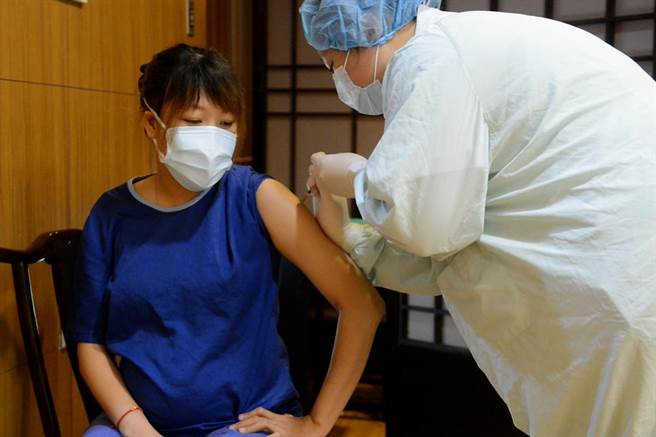急诊部副护理长陈芷薇施打莫德纳疫苗。（台北慈济医院提供）