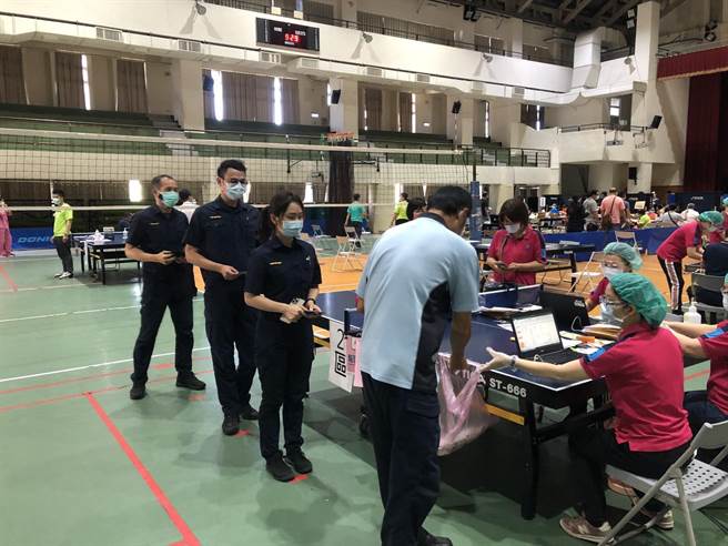 外傳高市警局也有類似搶打基層配額遭詬病，高市警局澄清，考量市警局外事、鑑識與督慰勤人員，經常直接接觸第一線防疫相關勤務高風險同仁，有增列施打的必要，施打疫苗是額外向市府爭取。(市警局提供／劉宥廷高雄傳真)