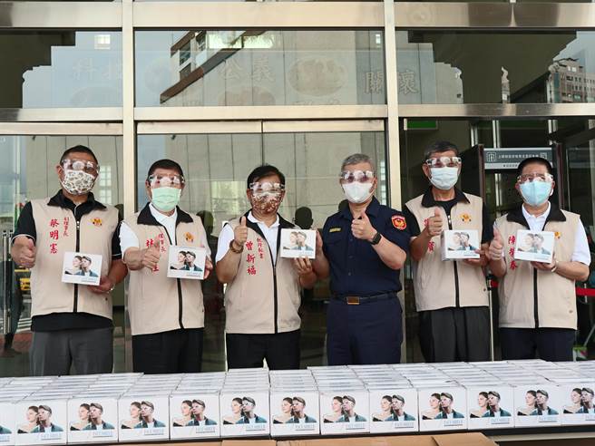 大台南警察之友会警察节前夕送暖，捐赠5000副防护面罩。（张毓翎摄）