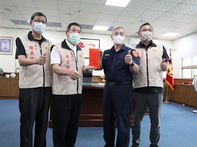 大台南警察之友会警察节前夕送暖，捐赠加菜金30万元。（张毓翎摄）