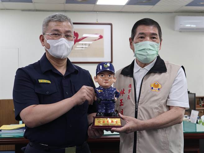 台南市政府警察局长方仰寧（左）回赠谢礼警察宝宝，谢谢警友们在百忙之余，拨空来赠送加菜金及防护面罩。（张毓翎摄）