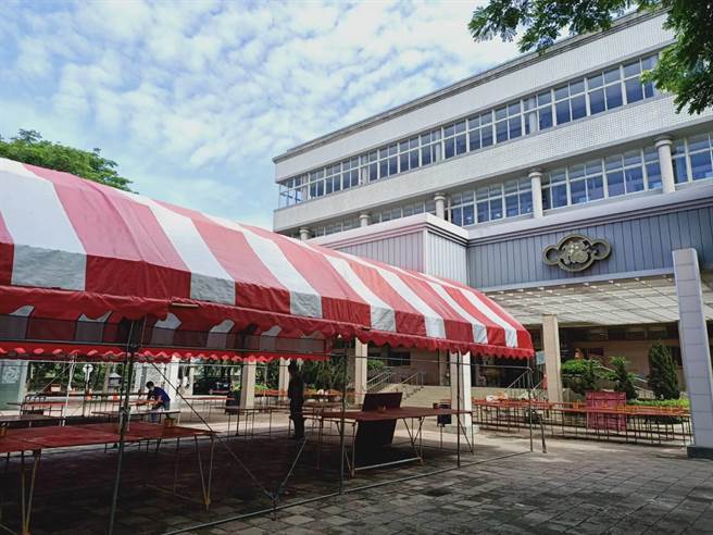 台南市各公立纳骨塔于端午连假将代民眾准备供品祭祀，避免民眾因疫情无法拜祖先而感到遗憾。图为新营福园孝思堂。（张毓翎摄）