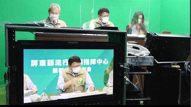 屏东有线电视业者协助屏县府直播，让民眾第一时间掌握疫情资讯。(翻摄画面)