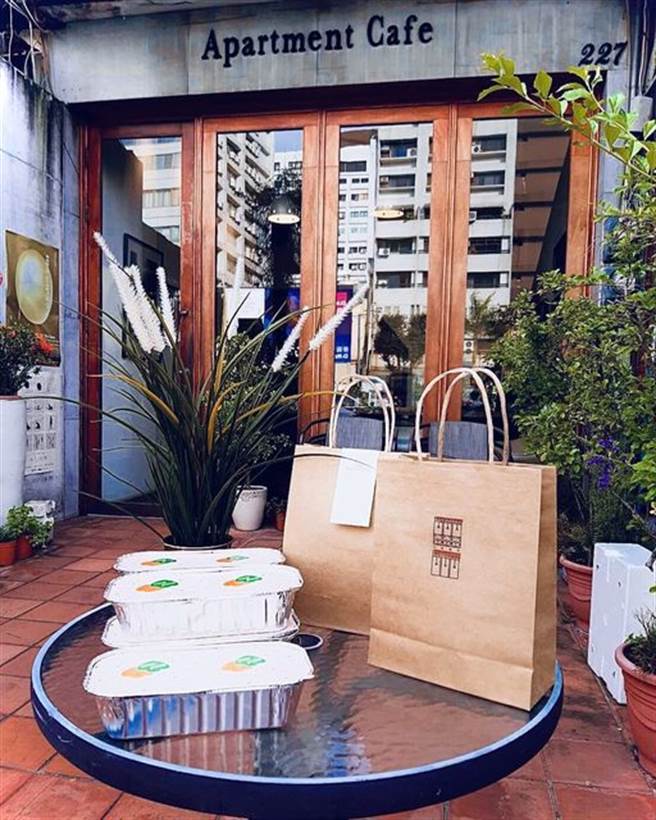 疫情衝击咖啡厅经营不易，但业者超暖心每日放5份餐点于庭院，让需要的人免费自取。（图/取自公寓咖啡粉丝团）