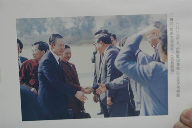 1990年初，王永庆来厦门考察海沧投资专案，受到厦门市领导的会见。(高振碧摄。厦门商报《台商周刊》提供)