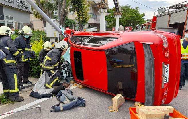 消防人員移除前擋玻璃，將受困車內的孟女救出送醫。（金門縣消防局提供）