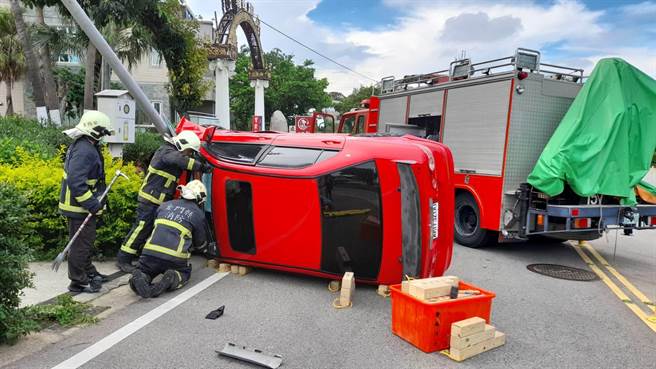 消防人員移除前擋玻璃，將受困車內的孟女救出送醫。（金門縣消防局提供）