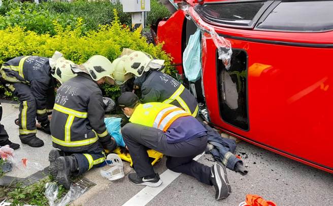 孟姓女駕駛脫困後，緊急送醫治療。（金門縣消防局提供）
