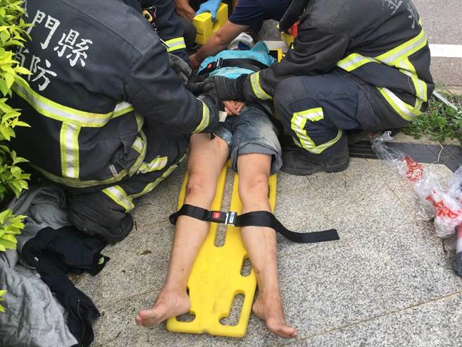 孟姓女駕駛脫困後，緊急送醫治療。（金城警分局提供）