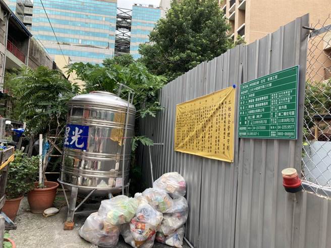 环保志工前往察看，共近10大包、疑似家中垃圾，有外带餐盒、饮料杯、罐头、塑胶袋、卫生纸…等。（读者提供／张妍溱台中传真）