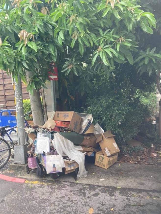 环保志工也发现，有些资源回收个体户，贪图一时方便，将回收废弃物丢在树下或马路旁。（读者提供／张妍溱台中传真）