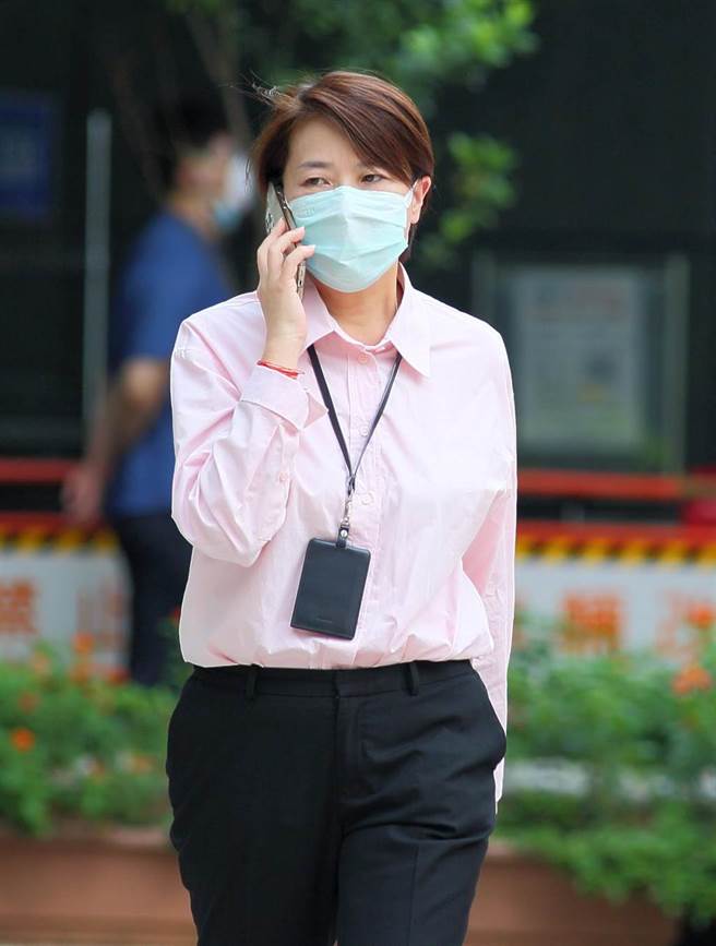 一名壹电视摄影员工日前猝死于电视台，被确诊生前得到新冠肺炎，北市府快筛机动队9日进驻该大楼筛检，副市长黄珊珊（中）表示，目前已166人筛检完毕，其中10人呈快筛阳性。（张铠乙摄）