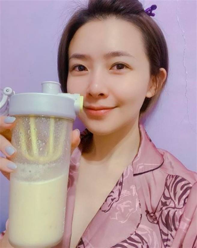 吴婉君晒睡醒素顏肌肤状态太好，深Ｖ睡衣也成为亮点。（图／翻摄自脸书）