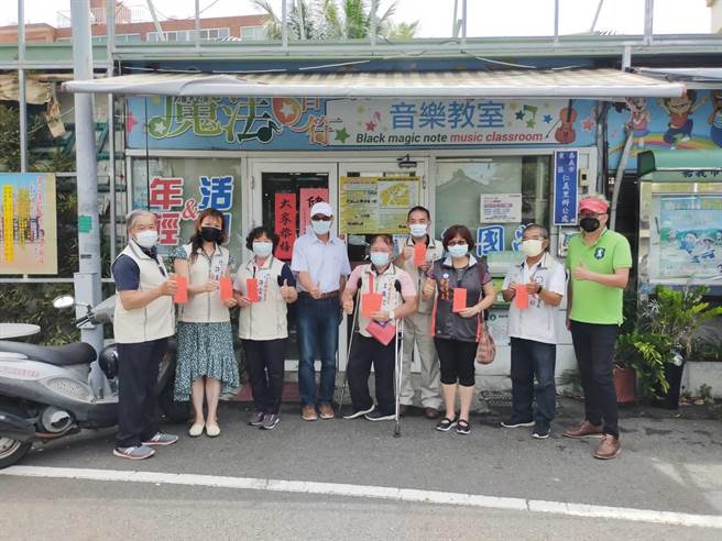 玉山扶轮社黄建铭社长代表捐助18万元帮助嘉义市30户弱势家庭。（玉山扶轮社提供）