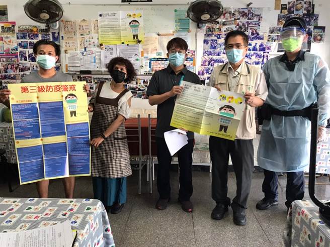 台南市劳工局提供最新防疫多国语言海报一併向移工加强宣导防疫资讯。（台南市劳工局提供／曹婷婷台南传真）