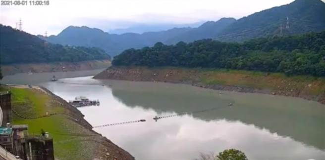 對比6月1日的水庫即時影像可看出，水壩旁還露出一大塊陸地。(圖截自桃園智慧旅遊雲 Taoyuan Travel / YouTube)