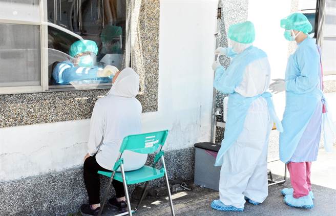 考量国内电子厂外籍移工发生群聚感染，屏县9日同步开设6处社区筛检站，为企业移工筛检。（林和生摄）