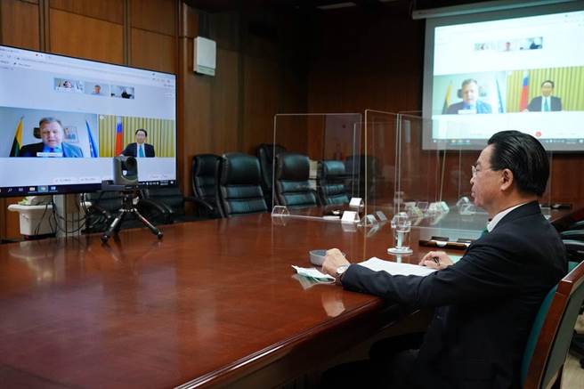 参与战略沟通峰会，吴钊燮：过去几周强力反击争取疫苗假讯息。外交部提供