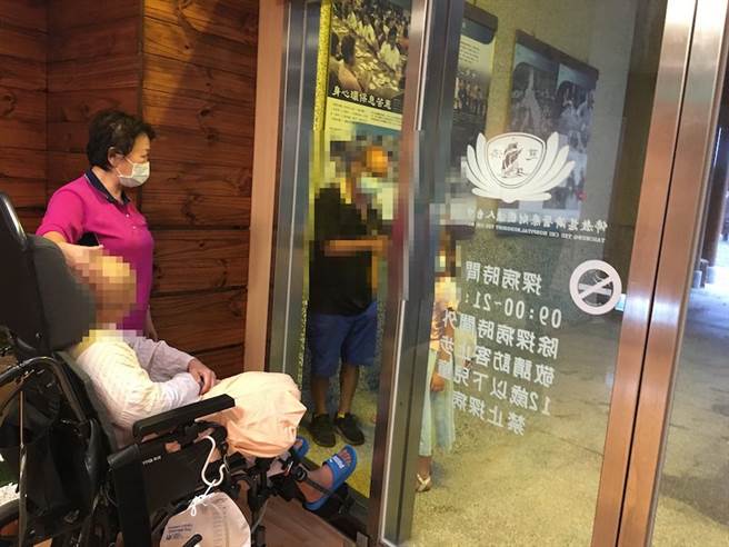 病患先生带着孩子探访，癌末病患蓉蓉辗转吃到孩子准备的水果，开心极了。（图／台中慈济医院心莲病房提供）