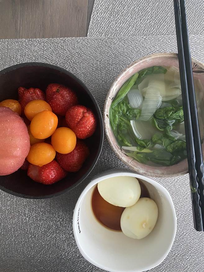 黄心娣分享自己下厨料理。（周子娱乐提供）