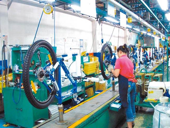 因应电子厂发爆发疫情影响生产，经济部公布《建议企业强化分舱分流做法》指引，给予产线三大原则遵循，避免疫情扩散而停工。（资料照）