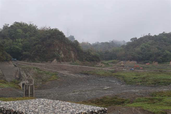 去年二期稻作灌溉結束後，白河水庫11月1日進入空庫期，同時啟動清淤工程。農水署嘉南管理處考量梅雨季到來，本月5日決定結束清淤、開始蓄水。（張毓翎攝）