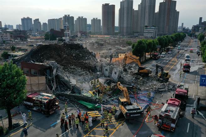 南韓光州市發生大樓倒塌事件，路過的巴士遭到活埋，已知造成9人死亡、8人重傷。（圖／路透社）
