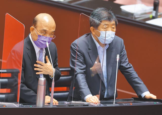 新冠疫情已造成308死，国民党立委曾铭宗8日质询指挥官陈时中是否向台湾社会道歉？对此，行政院长苏贞昌（图左）与陈时中（图右）对于那么多国人宝贵生命逝去，深感抱歉。（台北市摄影记者联谊会提供）