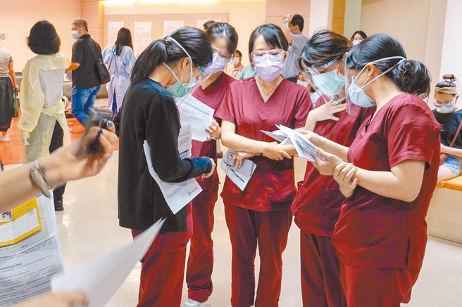 染疫风险太高，殡葬、物流业盼优先接种。图为多位第一线防疫相关工作人员正在新北联医三重院区排队，准备施打Covid-19疫苗。（本报资料照片）