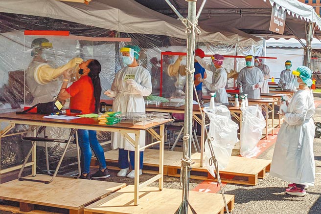 竹科移工染疫持续扩大，危及台湾「护国神山」电子业甚至全球半导体供应链。图为竹科空地搭建筛检站。（中新社）